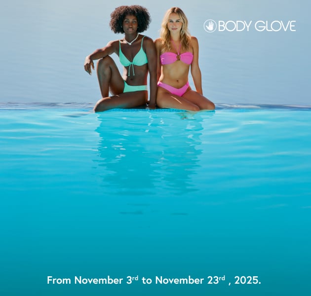Deux femmes portant des bikinis de la marque Body Glove, au bord d’une piscine.