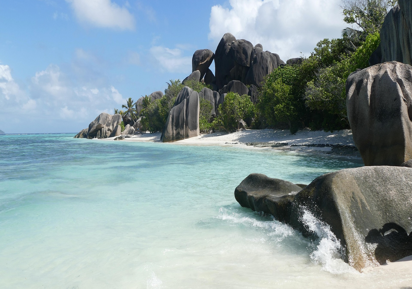 Anse Source d’Argent beach with its large rocks, Seychelles. Image by Nici Keil on Pixabay.