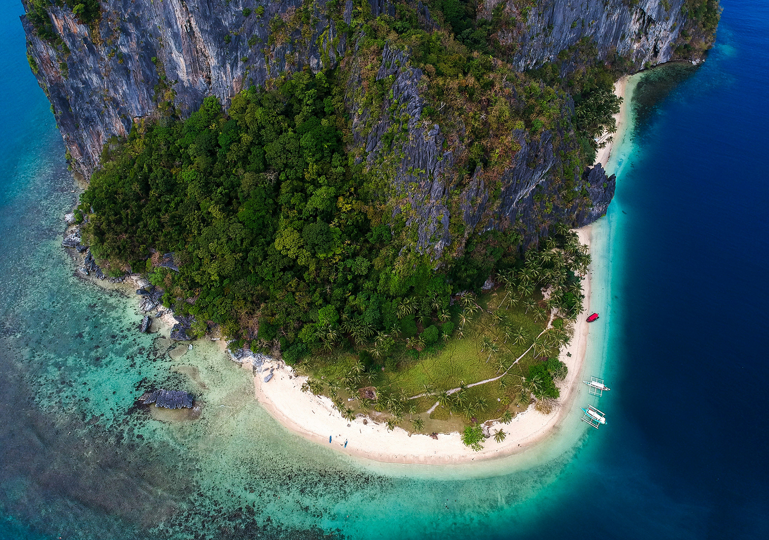 El Nido Beach and its cliffs in Palawan, Philippines. Photo by Luca Calderone on Unsplash.