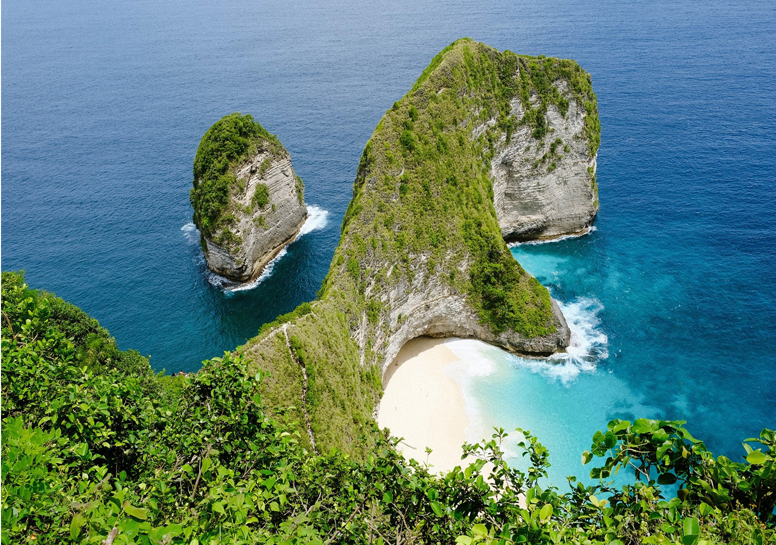 The beaches and cliffs of Nusa Penida, Indonesia. Photo by kienhau on Pizabay.