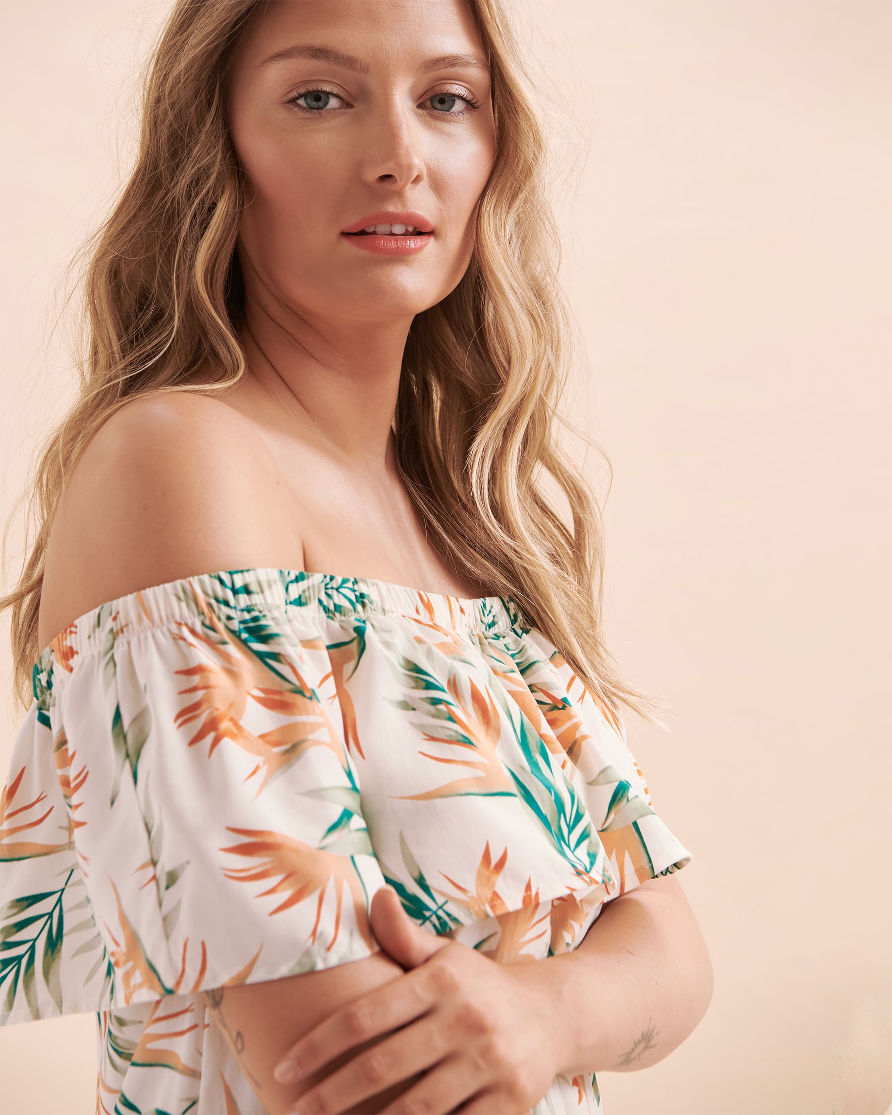 TURQUOISE COUTURE Robe courte tropicale à épaules dénudées Imprimé tropical 02300120 - Voir3