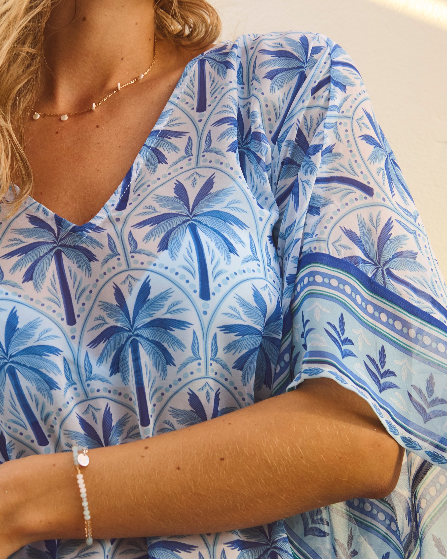 TURQUOISE COUTURE Tunique en mousseline Mykonos Palm Bleu et blanc brillant 02400046 - Voir3